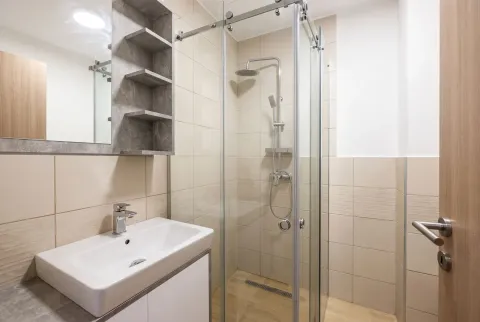Moderno opremljeno kupatilo sa tuš kabinom i umivaonikom. - image 7
