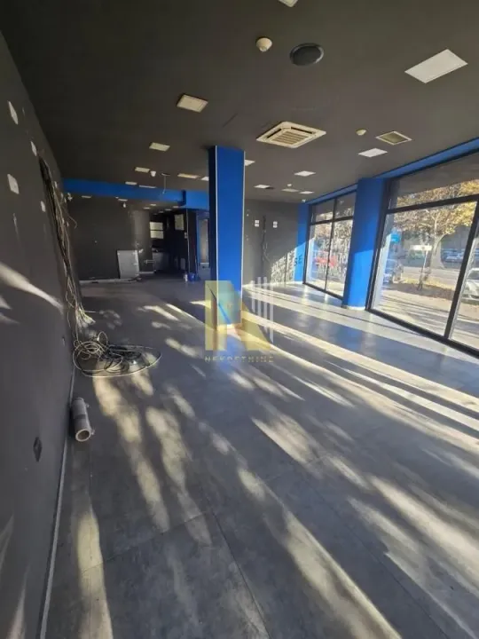 Izdavanje, poslovni prostor, 306m², Grbavica, Novi Sad Sve Podlokacije