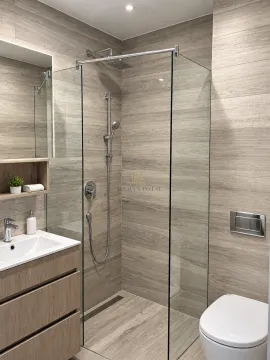 Moderne kupatilo sa tuš kabinom od stakla, umivaonikom i WC šoljom. - image 8