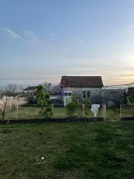 Pogled na stariju prizemnu kuću sa dvorištem i ogradom. - image 10