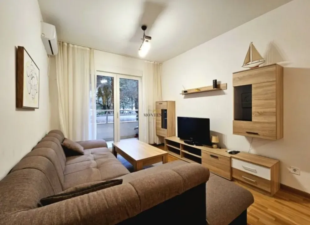 Izdavanje, dvosoban stan, 55m², Centar, Budva