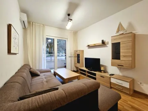 Izdavanje, dvosoban stan, 55m², Centar, Budva