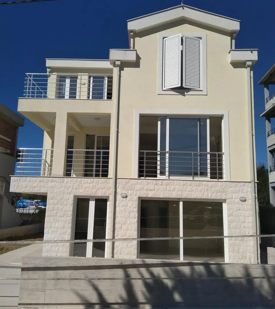 Prodaja, dvosoban stan, 74m², Herceg Novi, Crna Gora