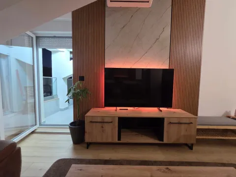 Dnevna soba sa televizorom i izlazom na terasu. - image 15