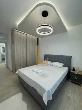 Moderna spavaća soba sa bračnim krevetom, garderoberom i ugrađenom rasvjetom. - image 4