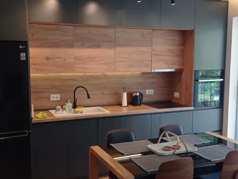 Izdavanje, dvosoban stan, 81m², Dobrota, Kotor - image 2