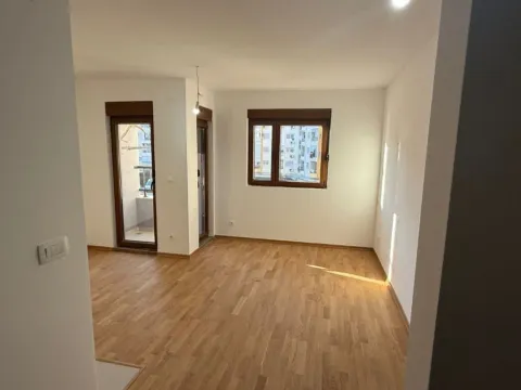 Izdavanje, garsonjera, 28m², Stari Aerodrom, Podgorica - image 1