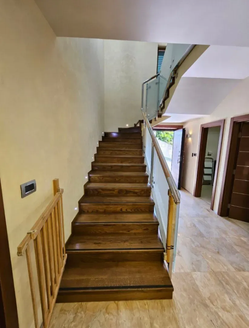 Izdavanje, kuća, 380m², Mareza, Podgorica