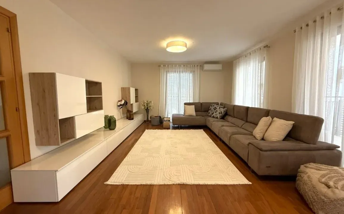 Rent, four bedroom apartment, 200m², Gorica C, Podgorica
