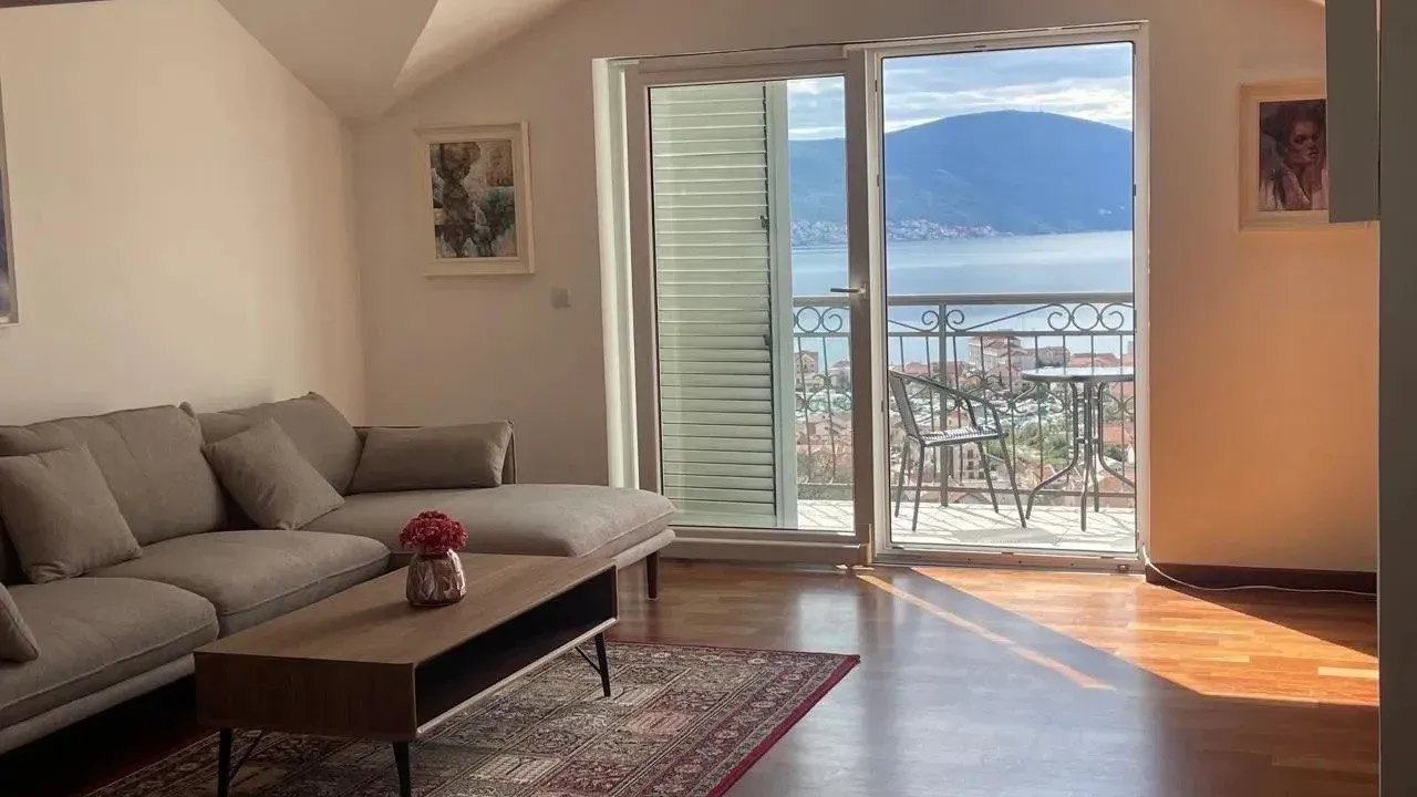 Izdavanje, jednosoban stan, 60m², Tivat, Crna Gora