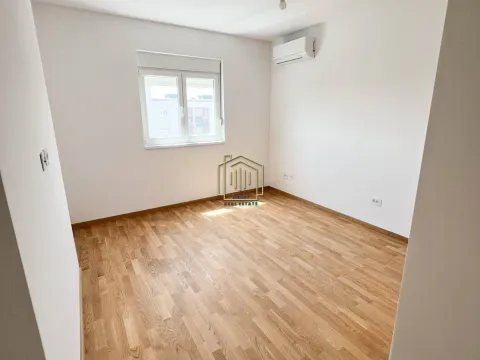 Prodaja, trosoban stan, 106m², Stari Aerodrom, Podgorica - image 2