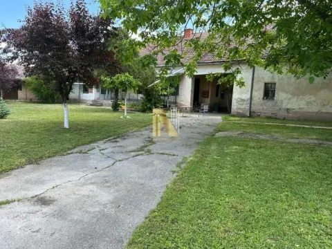 Pogled na dvorište i kuću sa prilazom. - image 4