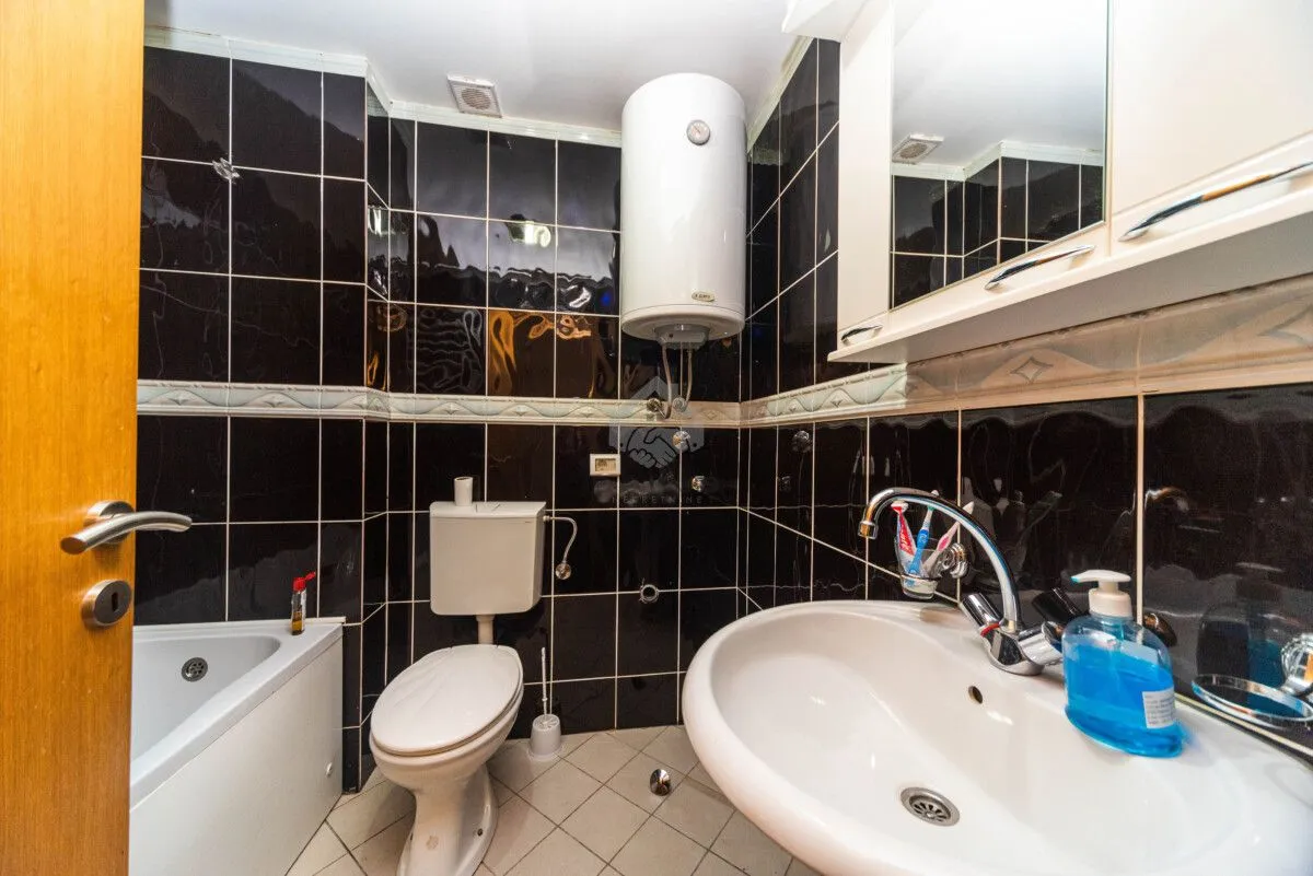 Izdavanje, trosoban stan, 160m², Pobrežje, Podgorica
