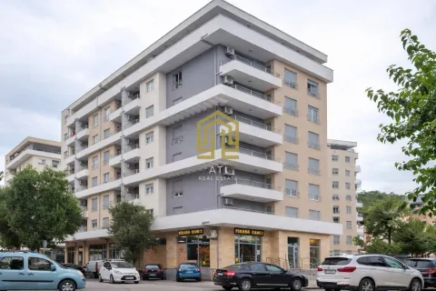 Eksterijer moderne višespratne stambene zgrade sa parkiranim automobilima ispred. - image 3