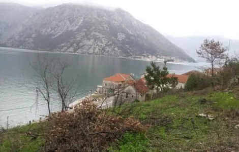 Pogled na zaliv i kuće pored vode.