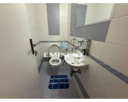 Manje kupatilo sa pločicama u sivo-belim tonovima, toaletom i umivaonikom. - image 17