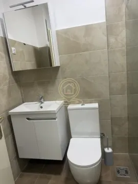 Kupatilo opremljeno umivaonikom, ormarićem sa ogledalom, WC šoljom i tuš kabinom. - image 15