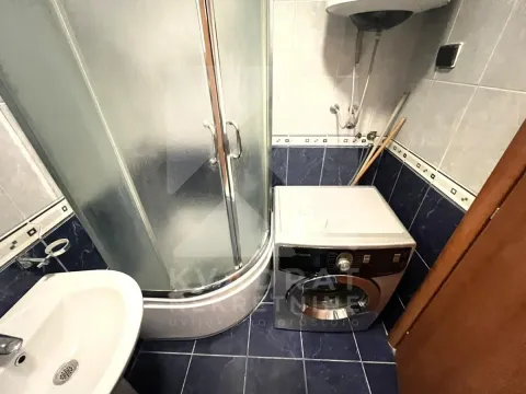 Manje kupatilo sa tuš kabinom i veš mašinom. - image 7