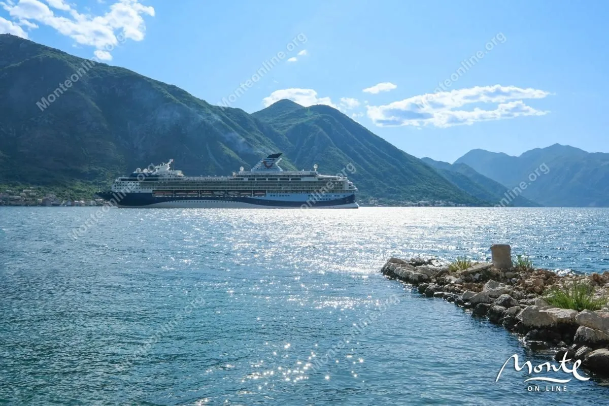 Prodaja, dvosoban stan, 85m², Dobrota, Kotor