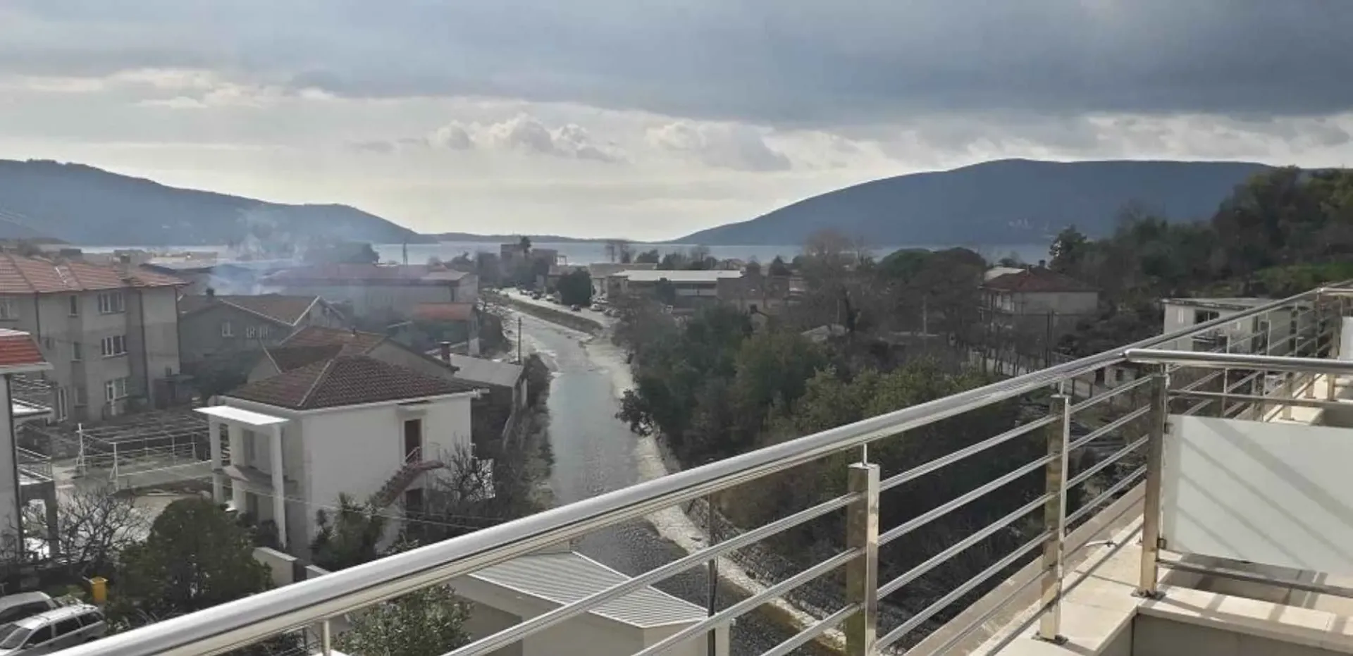 Pogled sa terase na okolno naselje i brda.