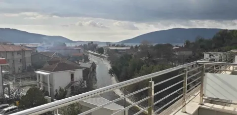 Pogled sa terase na okolno naselje i brda. - image 6