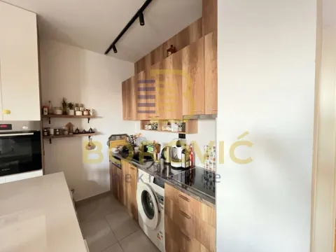 Manja kuhinja sa drvenim elementima i ugrađenim uređajima. - image 11