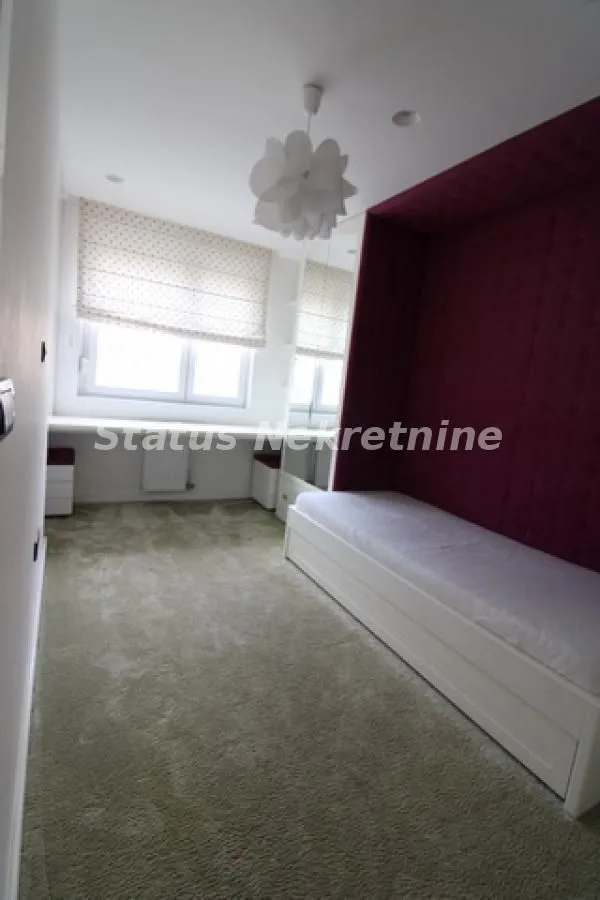 Prodaja, četvorosoban stan, 113m², Centar, Novi Sad