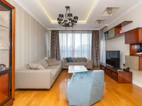 Izdavanje, trosoban stan, 110m², Preko Morače, Podgorica - image 1