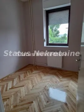 Prazna soba sa parketom i prozorom. - image 8