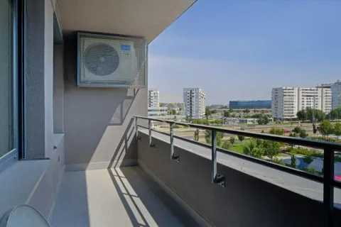 Natkriveni balkon sa spoljnom jedinicom klima uređaja i pogledom na grad. - image 14