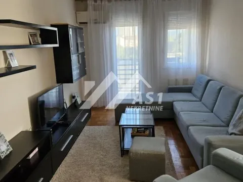 Izdavanje, četvorosoban stan, 82m², Bulevar Evrope, Novi Sad Sve Podlokacije - image 2