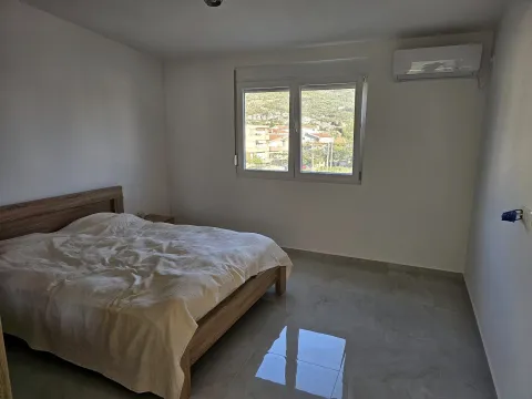 Bedroom with a double bed and a window overlooking the neighborhood. - image 7
