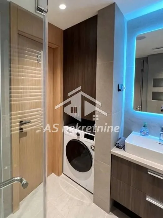 Izdavanje, trosoban stan, 56m², Savski Venac, Beograd