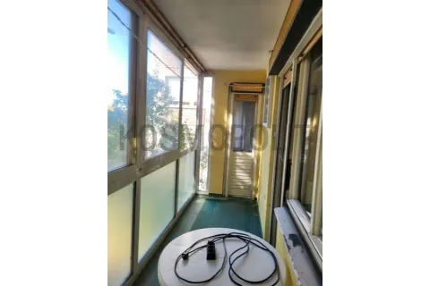 Zastakljeni balkon sa stolom i pogledom. - image 11