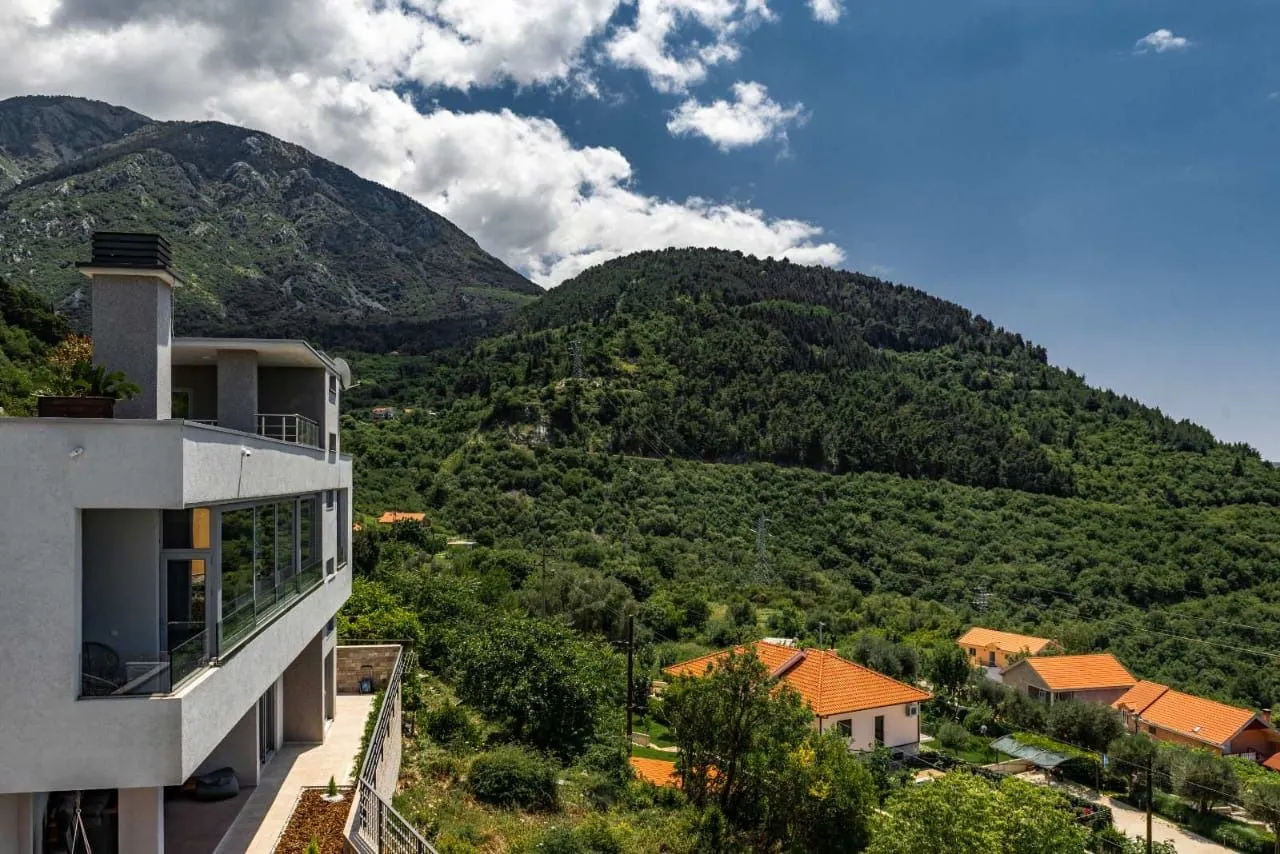 View from the terrace towards the mountain landscape and surrounding houses.