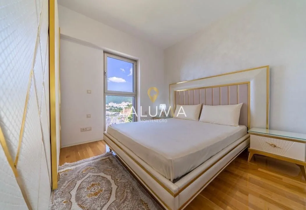 Izdavanje, trosoban stan, 150m², Bečići, Budva