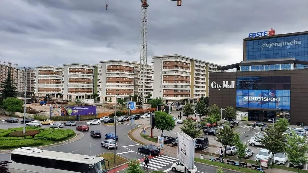 Pogled sa visine na gradski kvart, stambene zgrade i tržni centar.