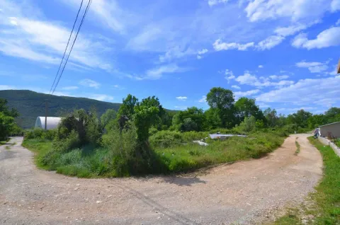 Pogled na plac i okruženje sa zemljanim putem. - image 2