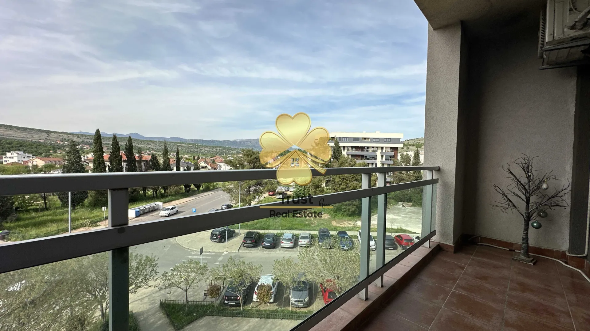 Izdavanje, trosoban stan, 100m², Blok 9, Podgorica