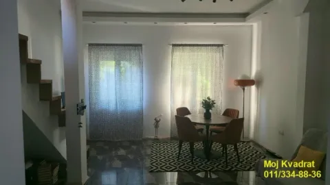 Dnevna soba sa trpezarijskim stolom i stolicama pored prozora. - image 4