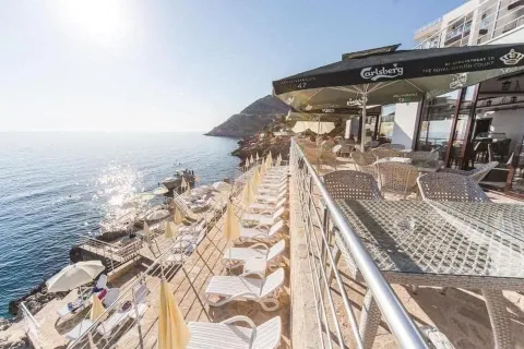 Terasa restorana sa pogledom na more i plažu. - image 10