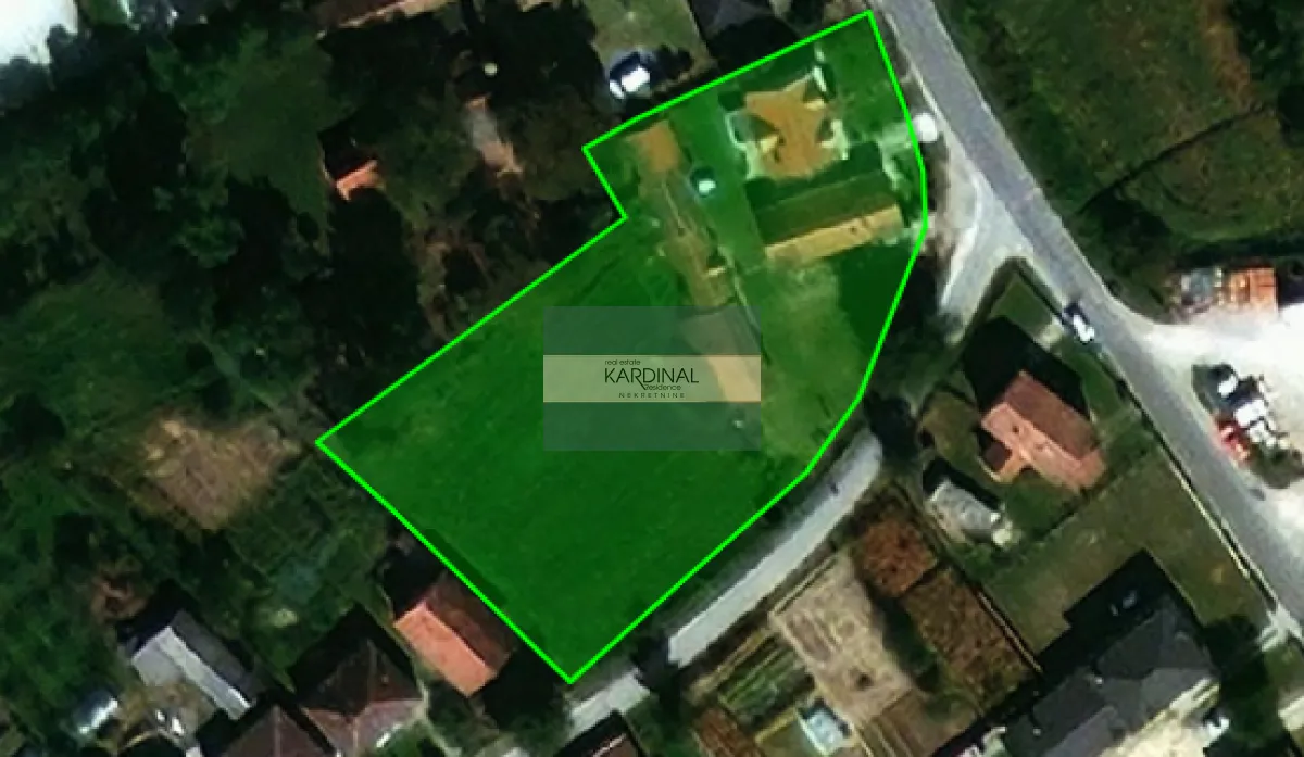 Prikaz parcele iz vazduha sa označenim granicama imanja.