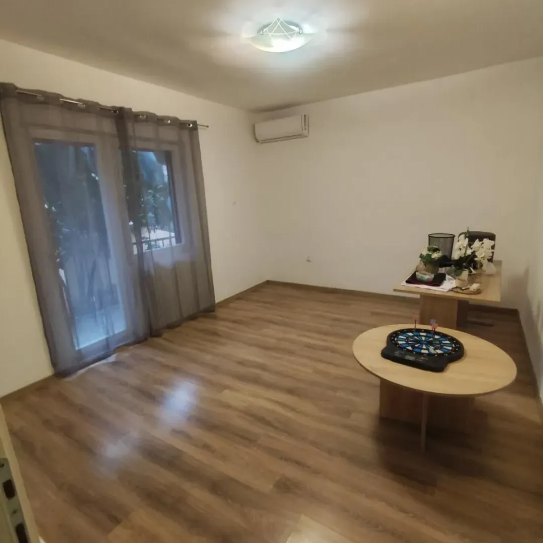 Izdavanje, dvosoban stan, 90m², Gorica C, Podgorica