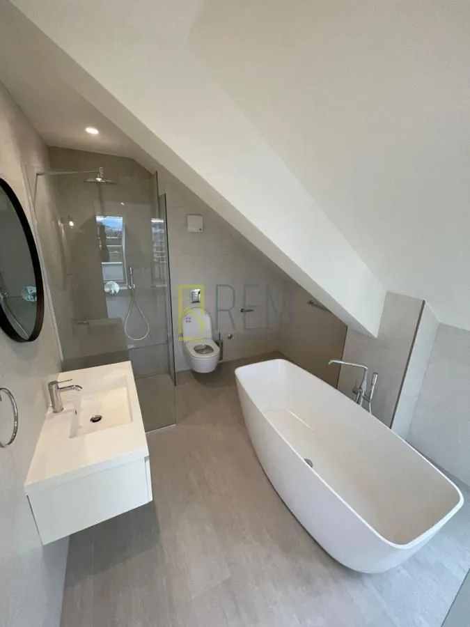 Prodaja, trosoban stan, 209m², Momišići, Podgorica