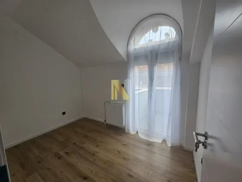 Prazna soba sa drvenim podom i balkonskim vratima sa lukom. - image 8