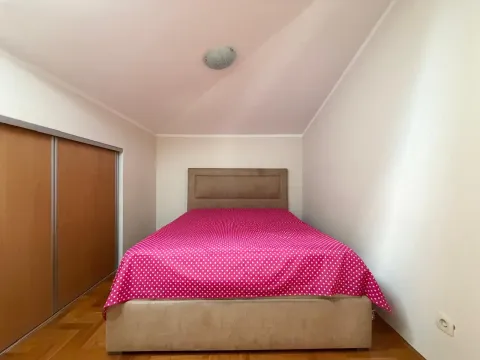 Spavaća soba sa bračnim krevetom i ugradnim plakarom. - image 8