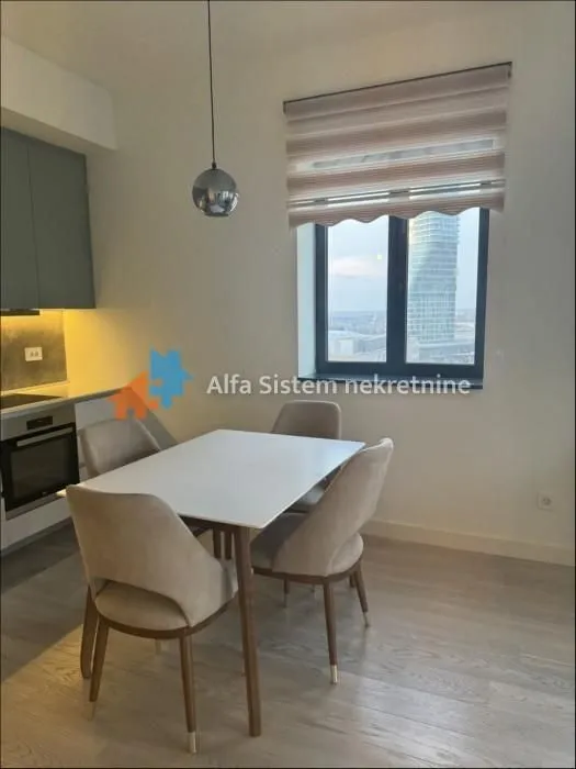 Izdavanje, četvorosoban stan, 110m², Savski Venac, Beograd