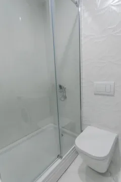 Moderno kupatilo sa tuš kabinom i konzolnom šoljom. - image 10