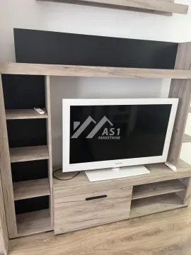 Komoda za televizor sa policama u dnevnoj sobi. - image 5