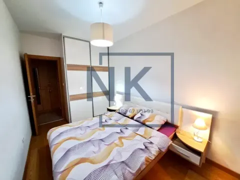 Namještena spavaća soba sa bračnim krevetom, plakarom i noćnim stočićima. - image 4